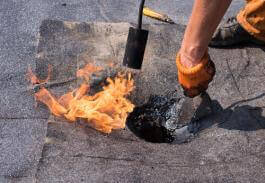 חימום וריתוך יריעות ביטומניות בתיקון אזור ניקוז בגג דירה בבית שמש