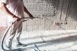 קבלן איטום במהלך עבודת איטום פנימי של מקלט