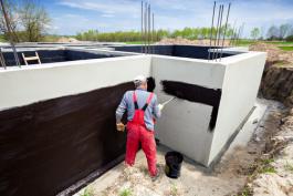 איטום יסודות בניין בתהליך בניית מבנה חדש בשוהם