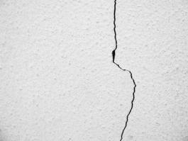 צילום של סדקים בקיר מבנה פנימי