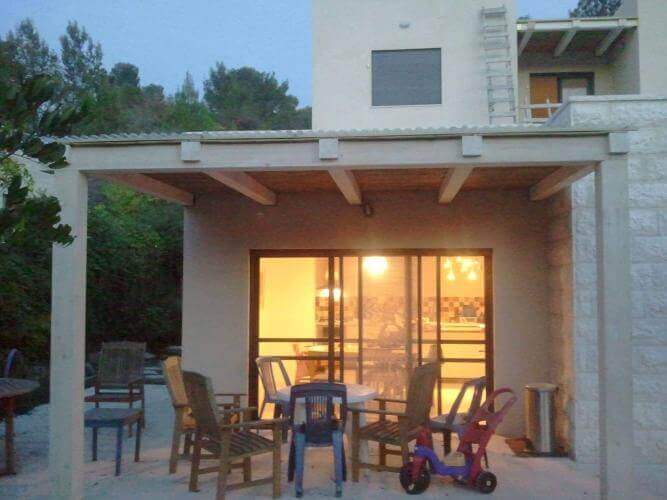 פרגולה עץ בצבע לבן