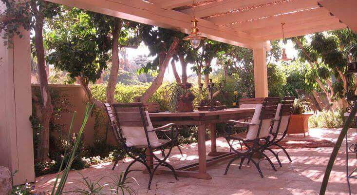 בניית פרגולה מעץ בחצר הבית