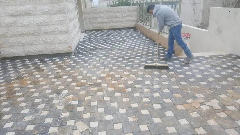 ריצוף משתלבות בחצר בבית פרטי