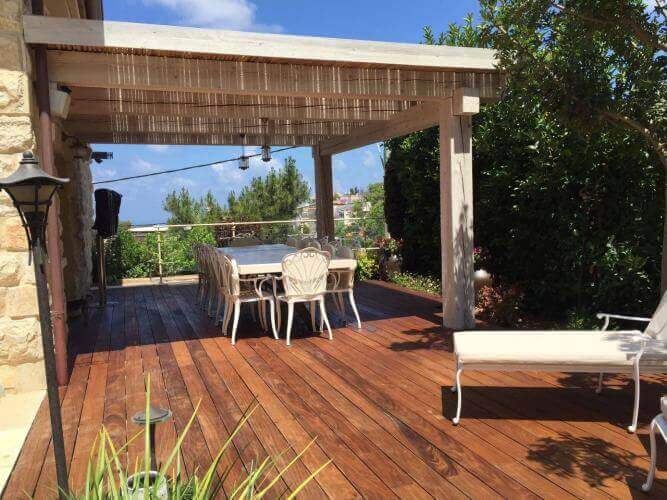 פרגולה עץ בצבע לבן