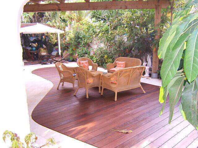 בניית דק בחצר