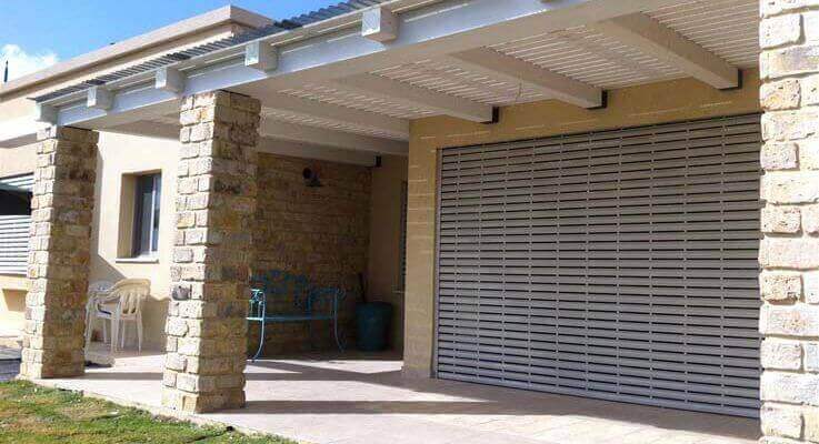 פרגולה עץ בצבע לבן