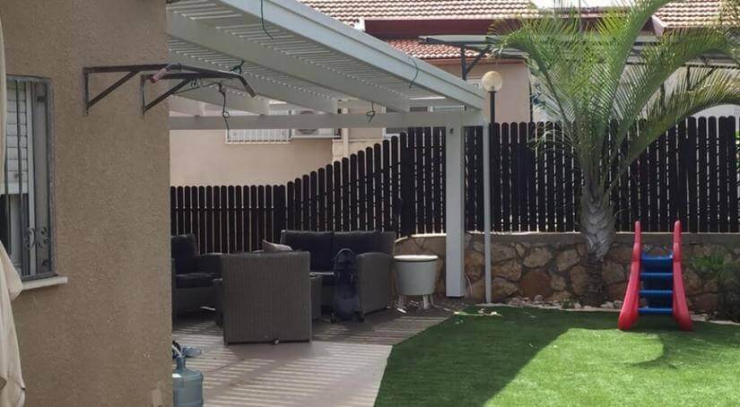 פרגולה עץ בצבע לבן