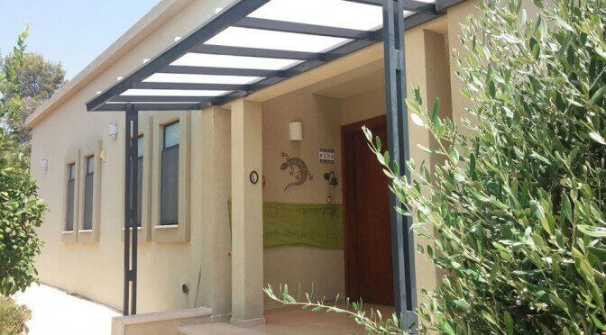 פרגולה מאלומיניום בכניסה לבית