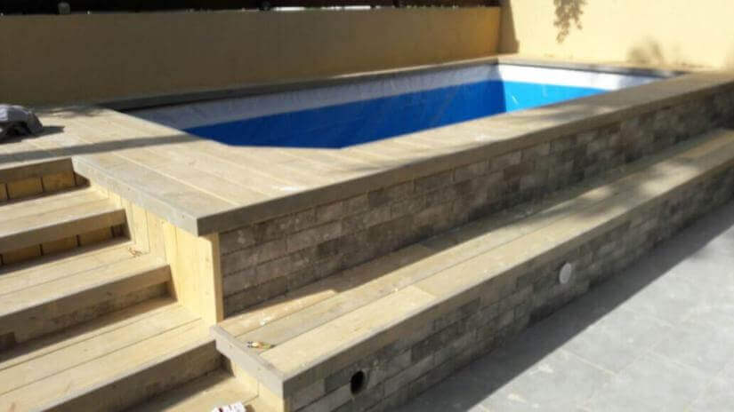 בניית דק מסביב לבריכה