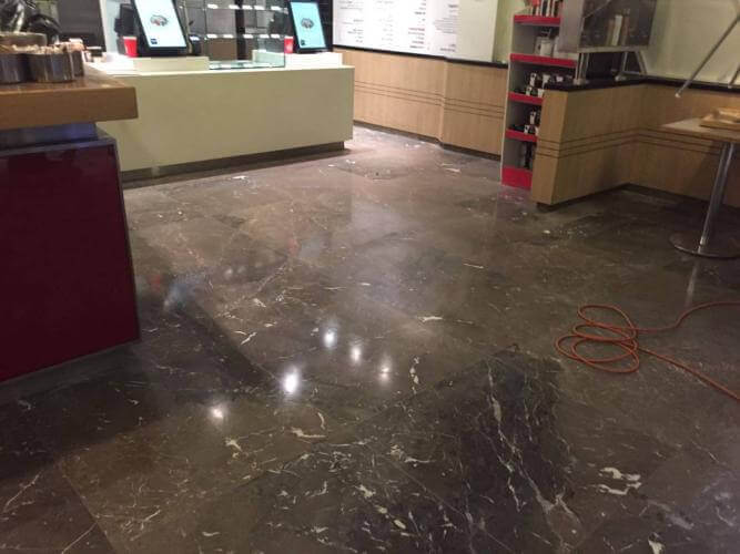 פוליש לרצפה בסניף אוכל