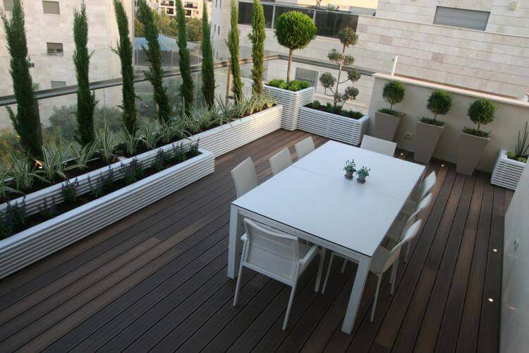 דק ואדניות מעץ