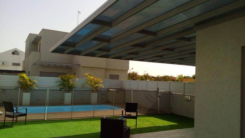 פרגולה מאלומיניום בחצר הבית