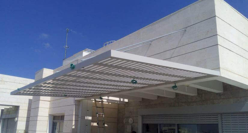 פרגולה מאלומיניום בצבע לבן