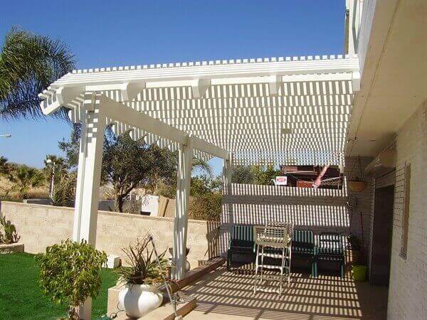 פרגולה עץ בצבע לבן