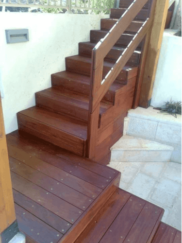 מדרגות מעץ