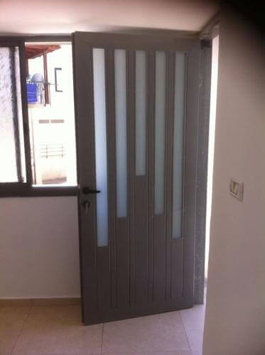 התקנה של דלת מברזל