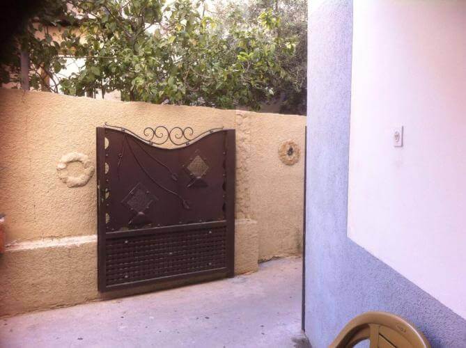 התקנה של שער ידני ממתכת